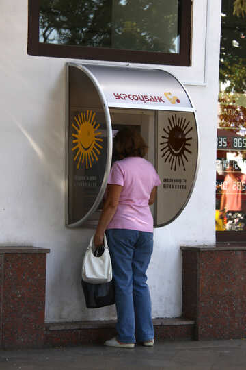 Entgegennahme von Geld an einem Geldautomaten №2210