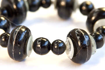 Schwarz-Weiß-Perlen in einem Armband №2096