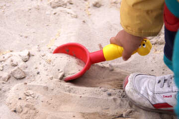 Bambini con sabbia pala №2867