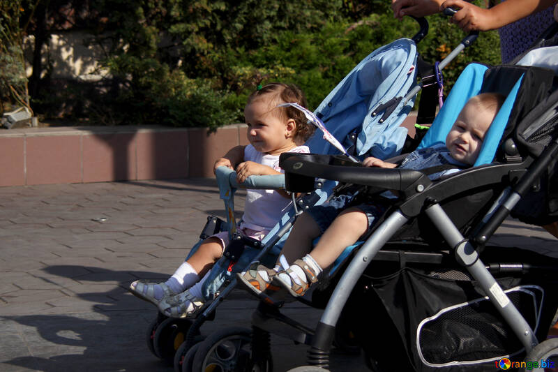 Des enfants pour une promenade en fauteuil roulant №2229