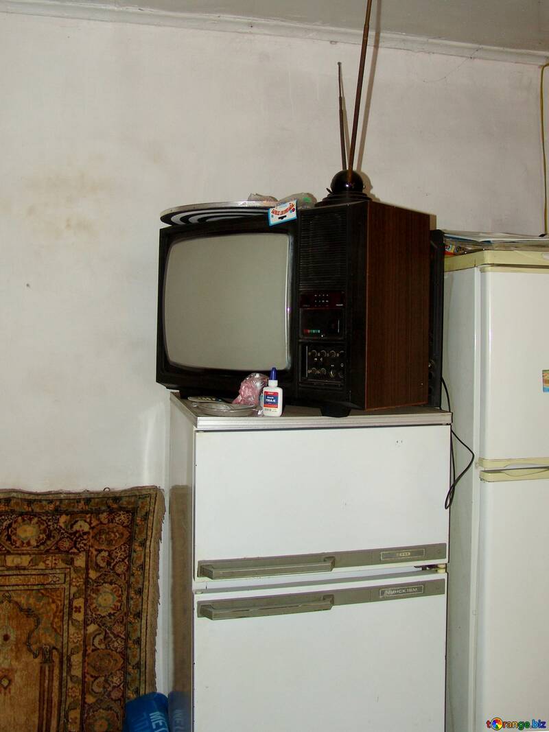 El televisor viejo sobre el refrigerador №2482