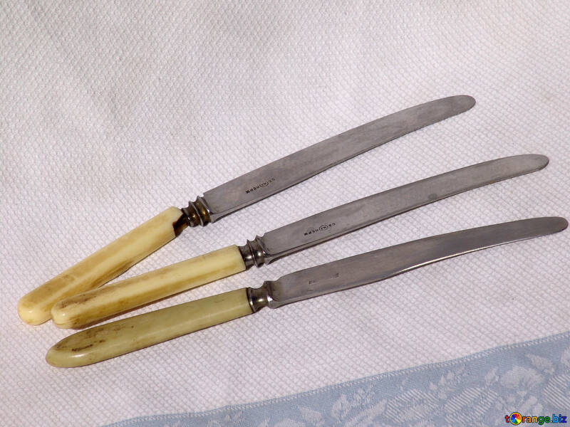 Três faca de jantar antiga №2802