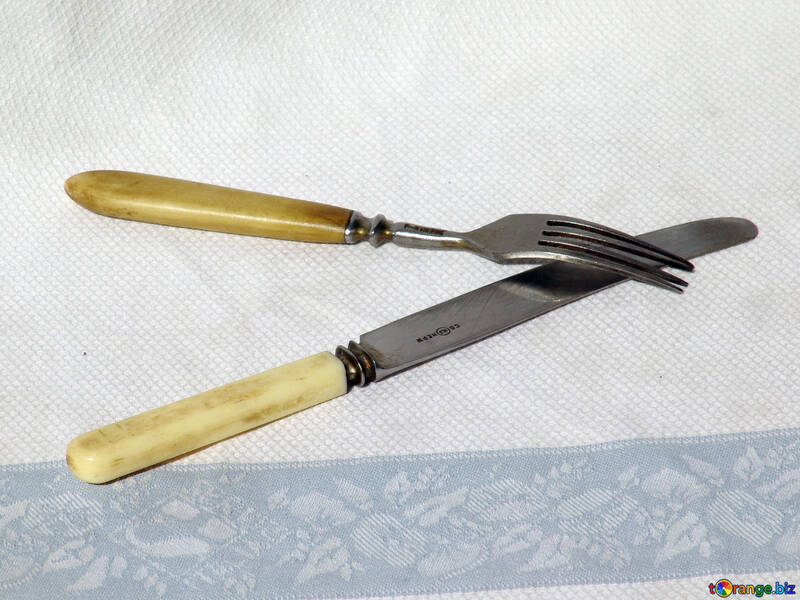  un couteau et une fourchette de coutellerie  №2810
