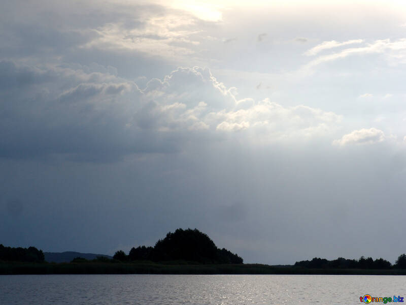 Strahlen der Sonne den Transport von Wolken über den See №2002