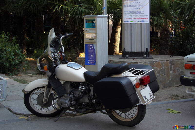 Мотоцикл біля паркомата №2242