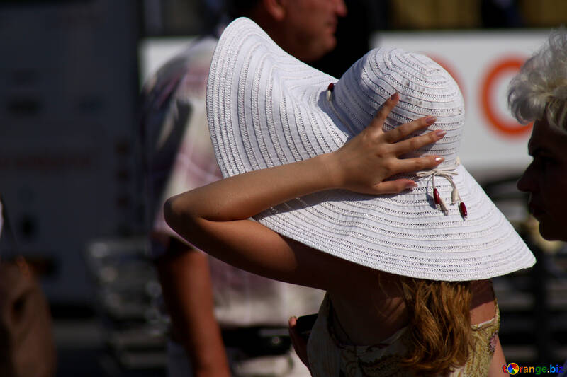 Une jeune fille tend la main à larges bords, chapeau №2213