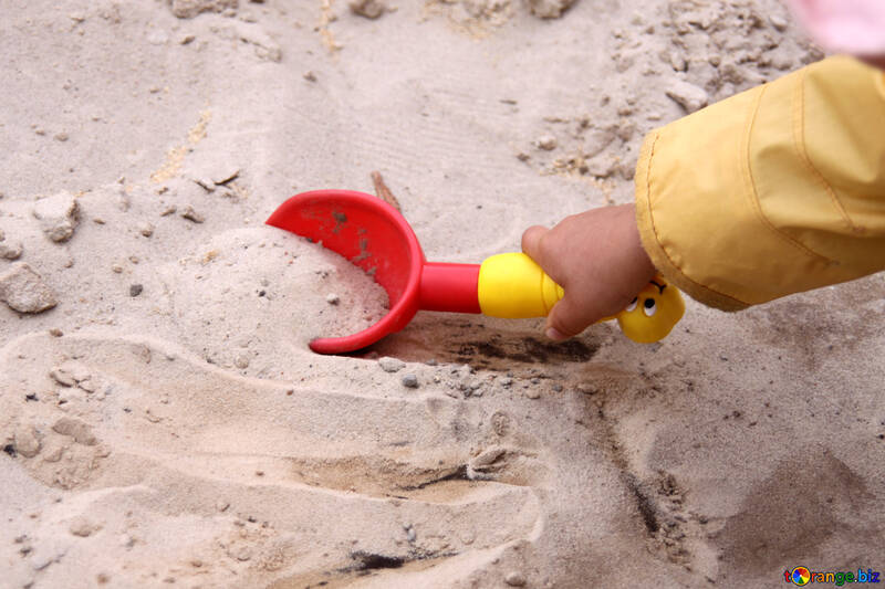  Un enfant qui joue dans la main de sable  №2866
