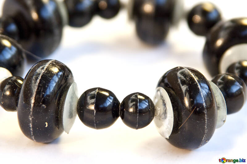 Schwarz-Weiß-Perlen in einem Armband №2096