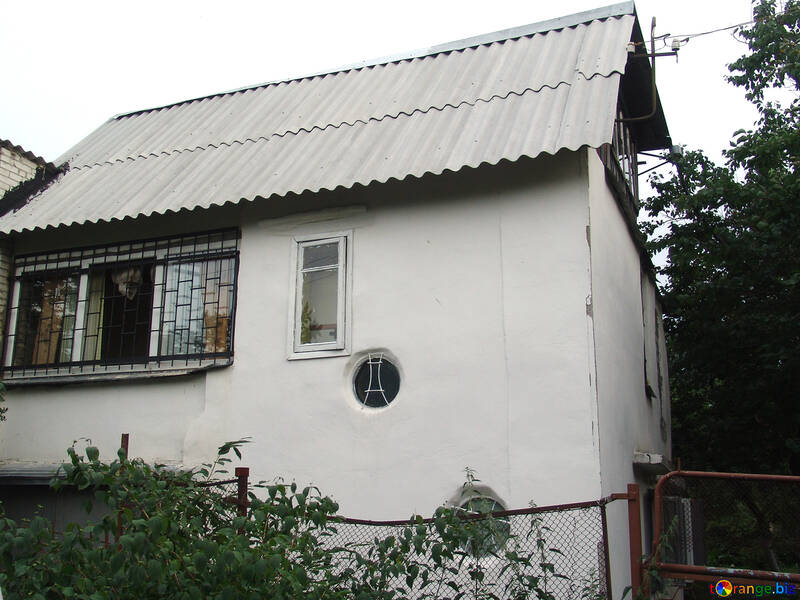  maison avec des fenêtres rondes  №2770