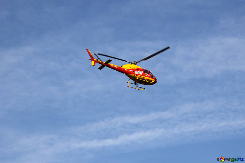 Helicóptero mosca en cielo №2628