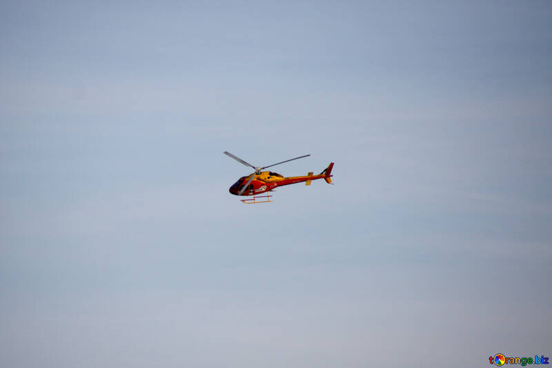 Helicóptero vuelo en  cielo №2627