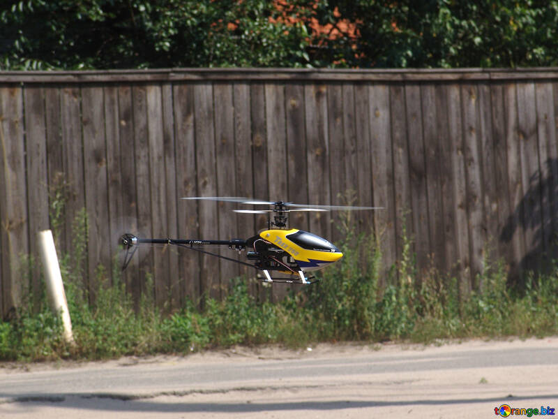  un helicóptero de juguete de vuelo  №2573