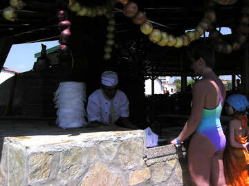 Eine Frau im Badeanzug an den Strand-restaurant №20713