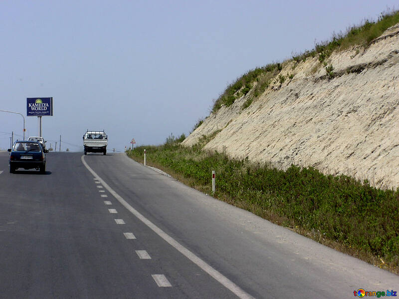La carretera cortada través de la colina №20979