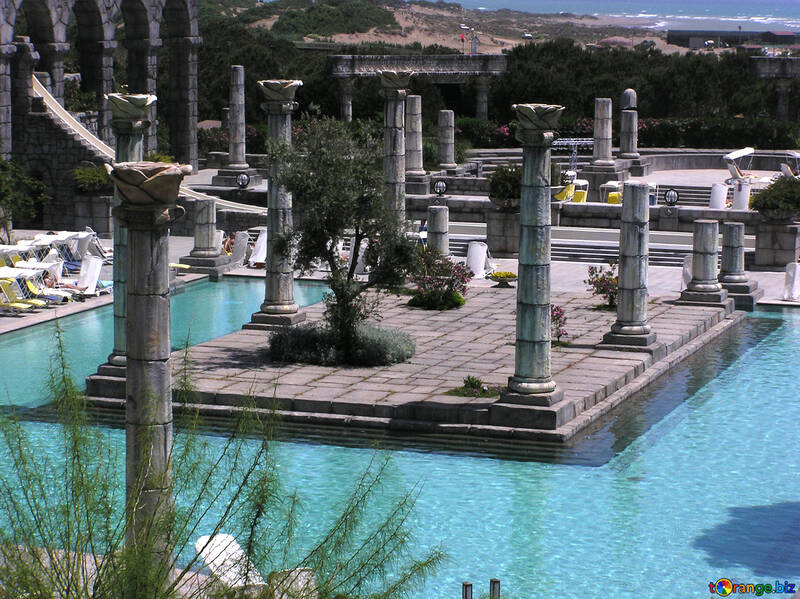 Las columnas en la piscina №20690