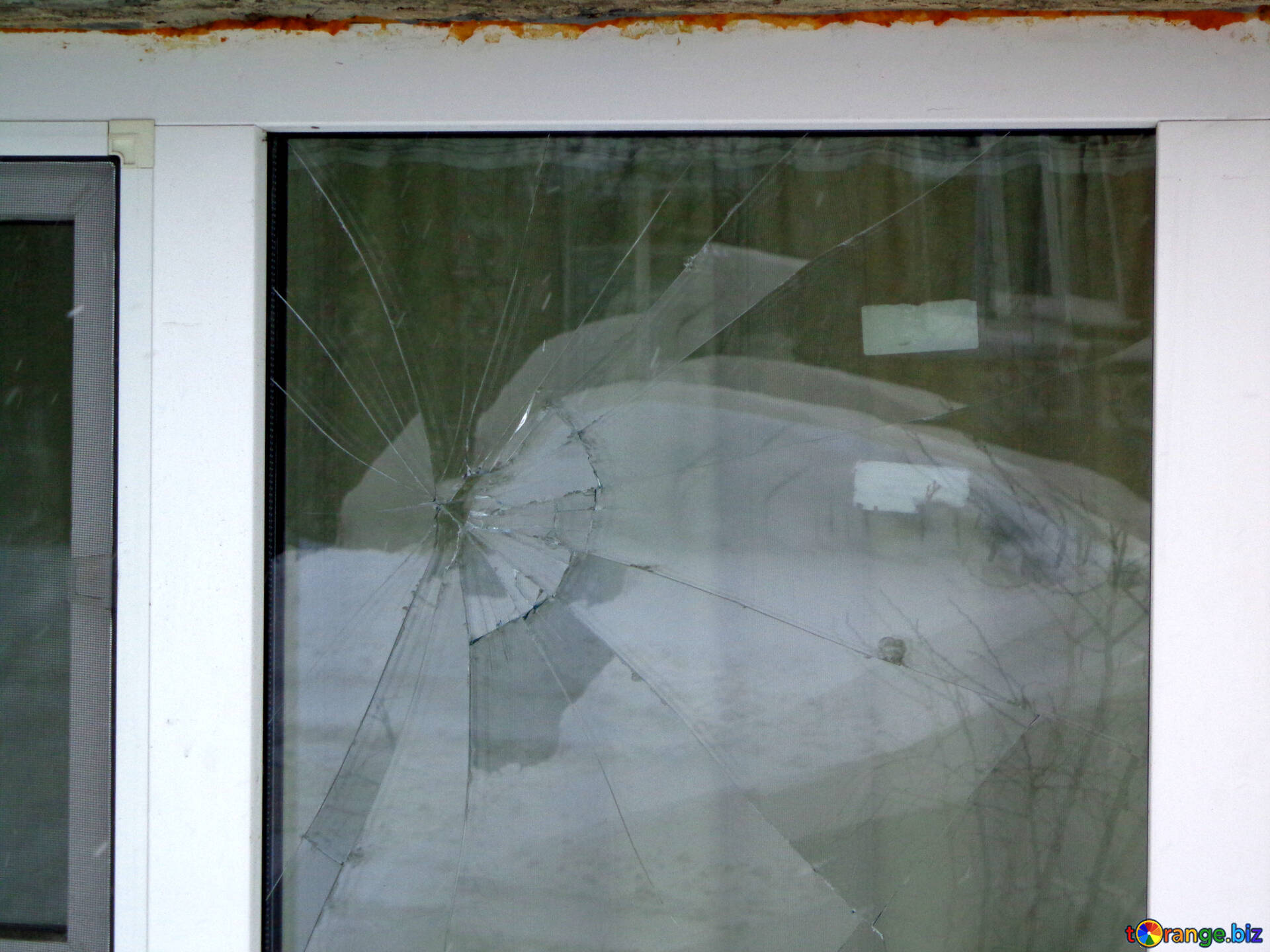 Разбил окно звук. Разбитое пластиковое окно. Разбитое оконное стекло. Разбитые стеклопакеты. Разбитые пластиковые окна.