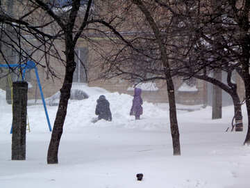 Enfants marchent dans le blizzard de neige №21571