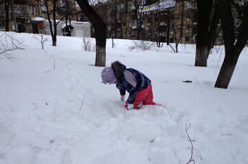 Uma criança brincando na neve profunda №21533