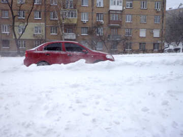 The car in the middle of snow-covered road №21556