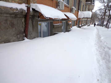 Narrow path through the snow №21584