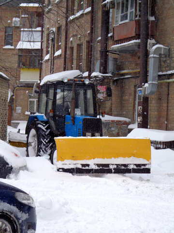 Traktor für das clearing Häuser und Straßen von Schnee №21569