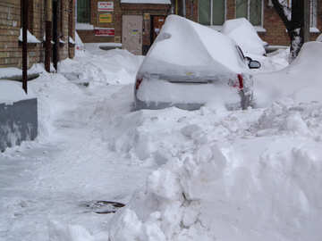 車は雪で覆われて №21568