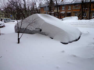 Автомобиль засыпало снегом №21580