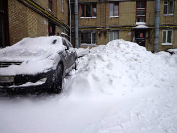 Car near snowbank №21598