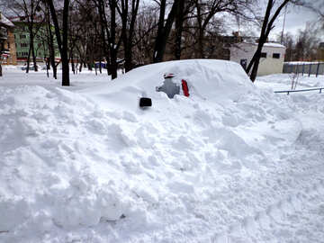 Das Auto ist nicht sichtbar unter dem Schnee №21524