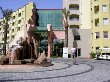 The fountain in front of the hotel №21679