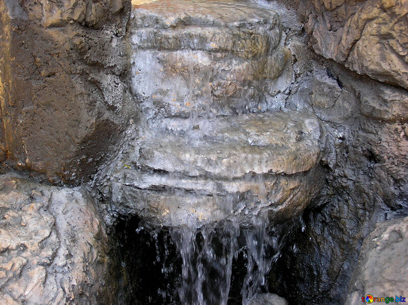 Brunnen mit Wasserfall №21730