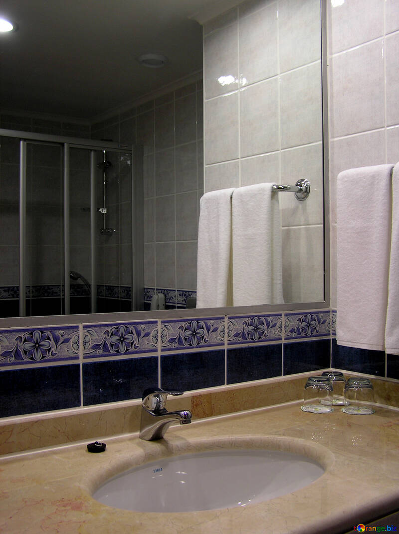 Baño con espejo grande №21980