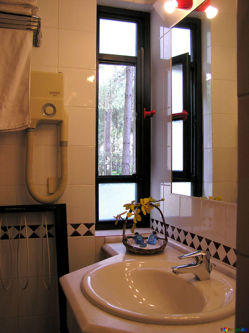 Diseño de cuarto de baño con ventana №21125