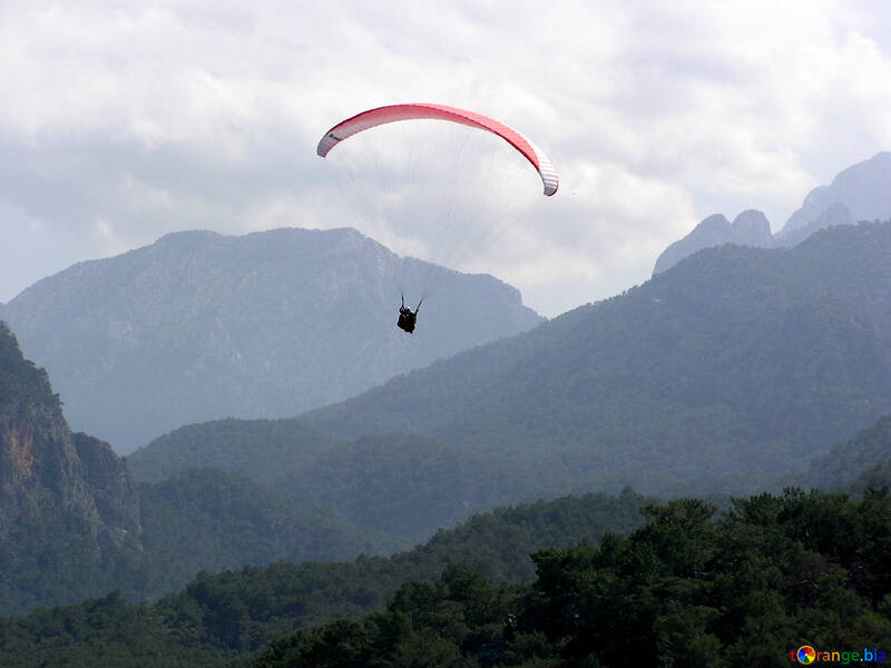Paracaídas en las montañas №21149