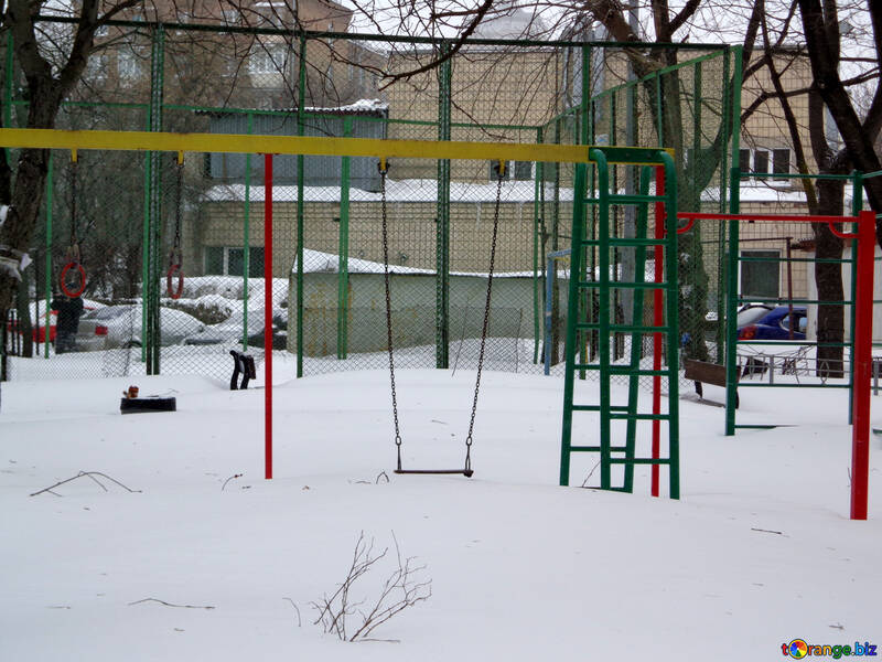Spielplatz mit Schnee bedeckt №21599