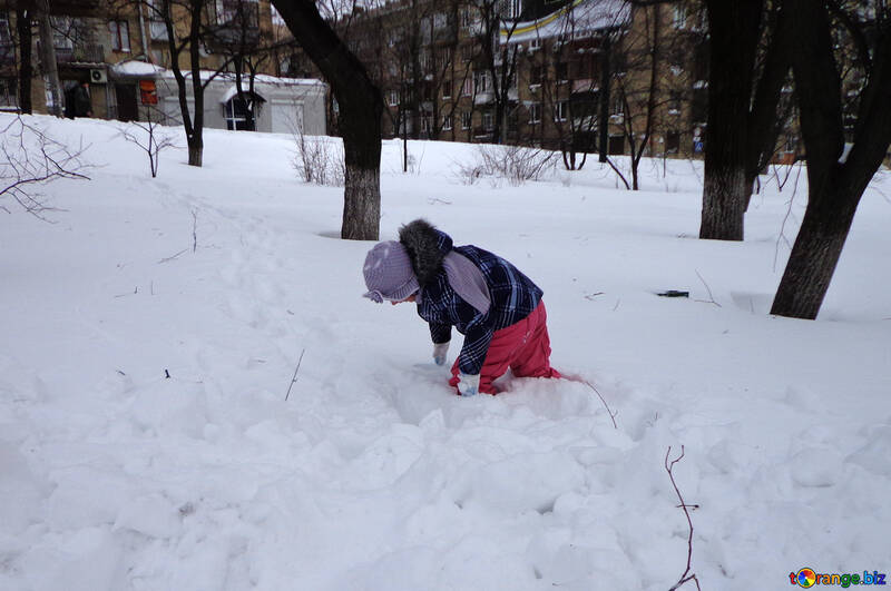 Un enfant qui joue dans la neige profonde №21533