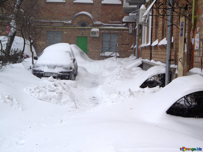 庭の雪で覆われて車 №21570