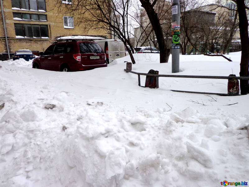 Сніг зайняв місце для стоянки авто №21609