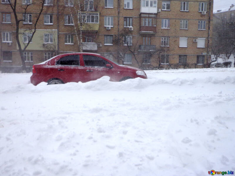 Das Auto in der Mitte schneebedeckte Straße №21556