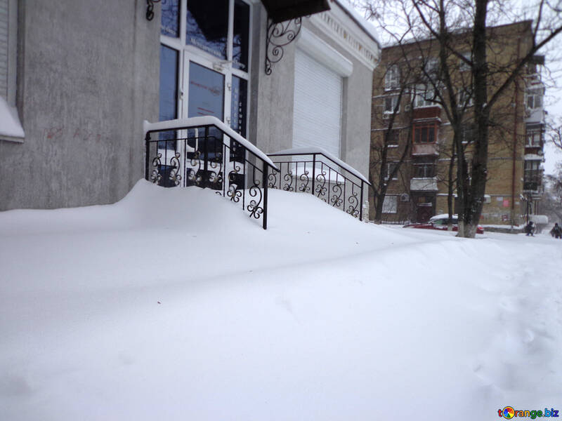 Die Veranda ist mit Schnee bedeckt. №21591