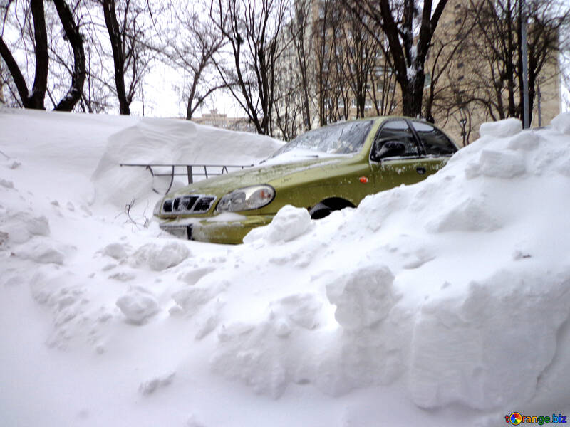Carro coberto de neve, após queda de neve №21603