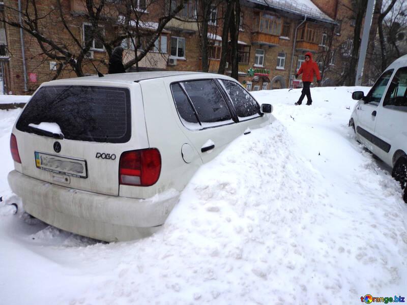車は雪で覆われて №21576