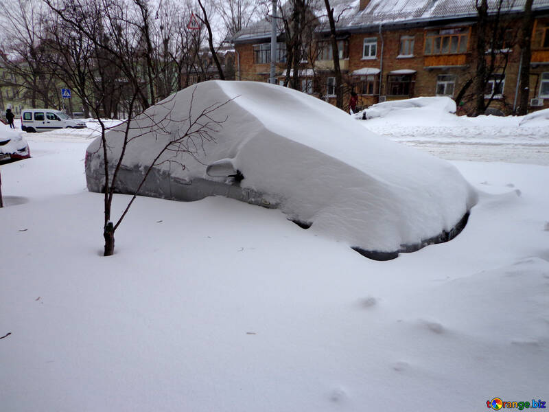 Auto mit Schnee bedeckt №21580
