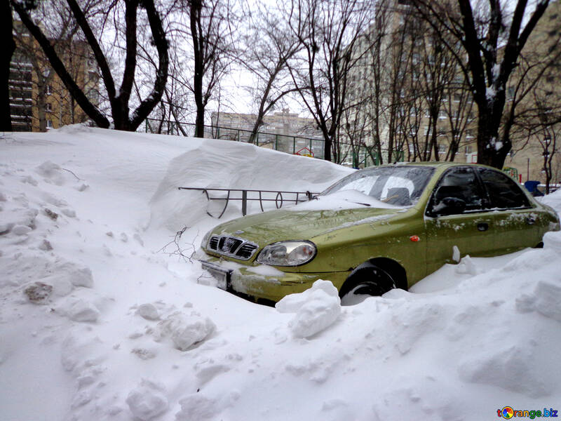 Auto mit Schnee bedeckt №21602