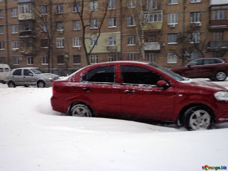 車は雪の中で止まっていた №21554