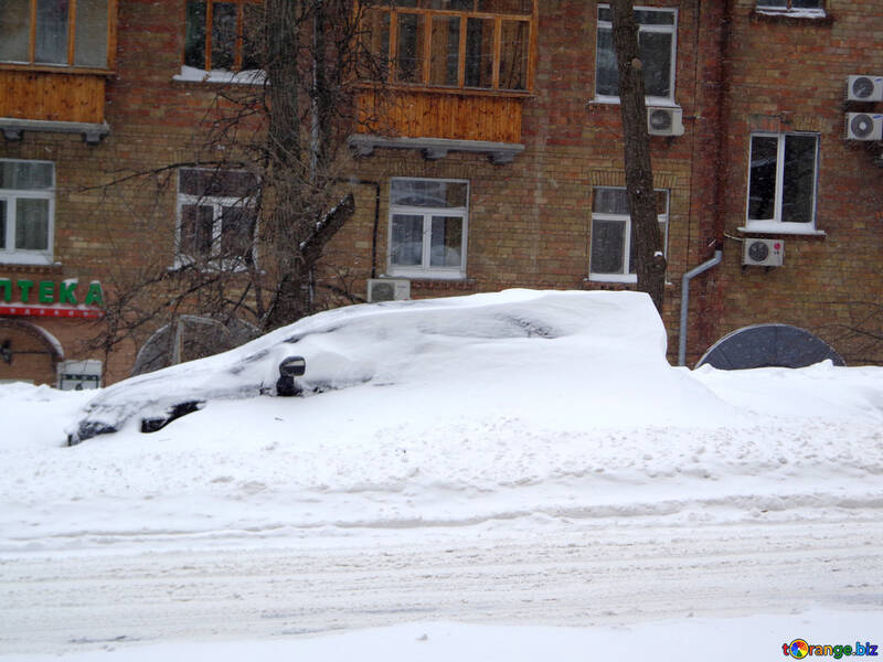 Geparkten Auto mit Schnee bedeckt №21577