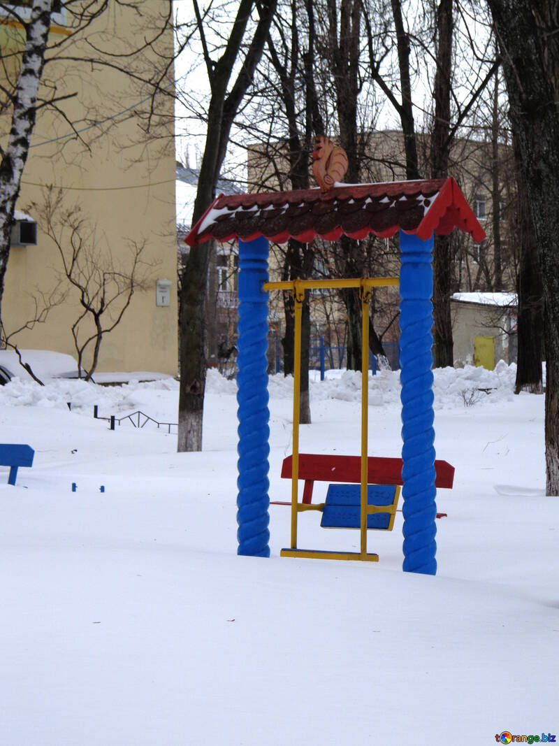 Дитячі гойдалки в снігу №21532
