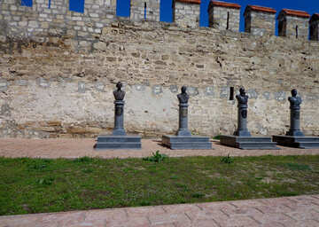 Пам`ятники уздовж кріпосної стіни №22848
