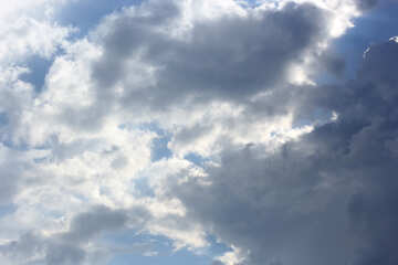 Transparente Wolken am sonnigen Tag №22708