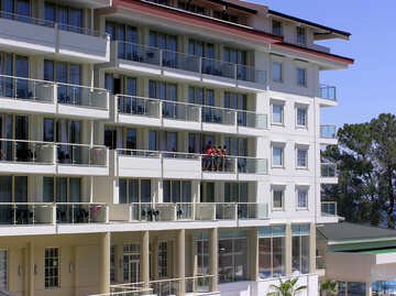 Menschen versammelten sich auf dem Balkon des Hotels №22020